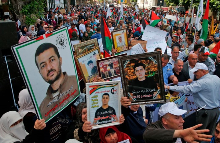 إحياء يوم الأسير الفلسطيني.. والفصائل تؤكد سعيها لتحريرهم