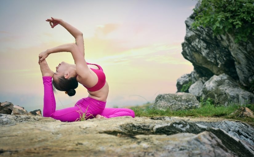 56af876074ed02c925e293ecc4414657-825x510-2 تمارين اليوغا لحرق الدهون