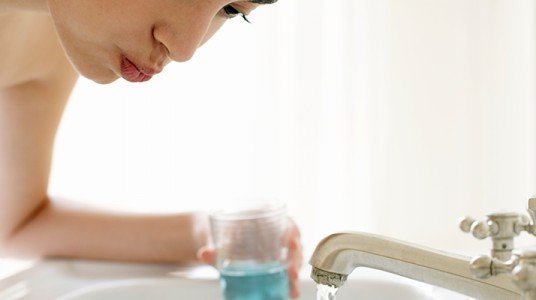 570f6693e822barticle_2727_1-1 ضرورة استخدام غسول الفم عند بعض الأشخاص الذين يعانون من حالات خاصة