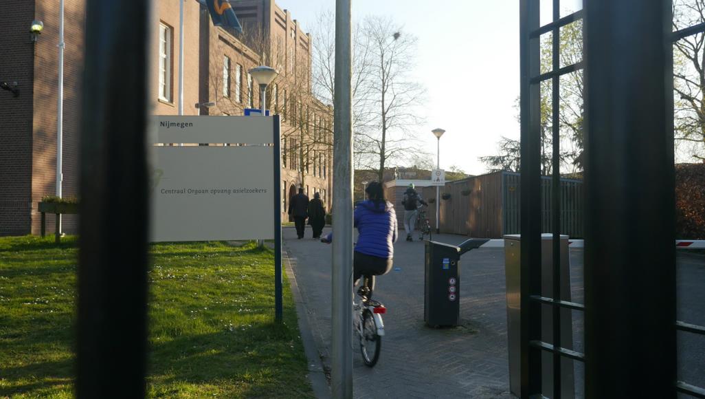 بسبب كورونا.. مخاوف من انفجار الوضع بمراكز اللاجئين في هولندا لاجئون انتقدوا إجراءات الحماية من كورونا في مركز للاجئين بهولندا (الجزيرة نت)