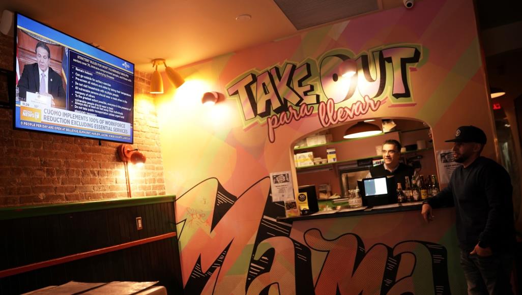 بمواجهة سيل تقارير كورونا السيئة.. رواد الإنترنت متلهفون للأخبار المفرحة أميركيان من حي مانهاتن الشهير في مدينة نيويورك يتابعان إحدى القنوات التلفزيونية المحلية (رويترز)