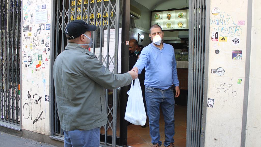 في زمن كورونا.. مسلمون إيطاليون يتسابقون لفعل الخير المواطن الإيطالي من أصل مصري بهاء حوّل مطعمه إلى مقر لتوزيع المساعدات (الجزيرة)