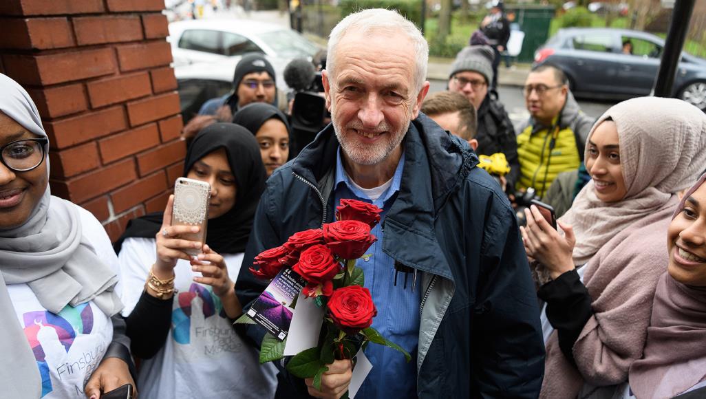 تسريب يهز "العمال البريطاني".. هذه تفاصيل تآمر قيادات في الحزب للإطاحة بكوربن مقربون من كوربن يرون أنه دفع ثمنا غاليا بسبب مواقفه الداعمة للأقليات وللقضية الفلسطينية (غيتي)