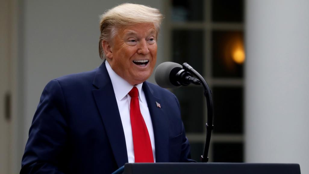 تنديد محلي ودولي بقرار ترامب وقف تمويل منظمة الصحة العالمية ترامب يتحدث من حديقة البيت الأبيض للصحفيين عن وباء كورونا أمس (رويترز)