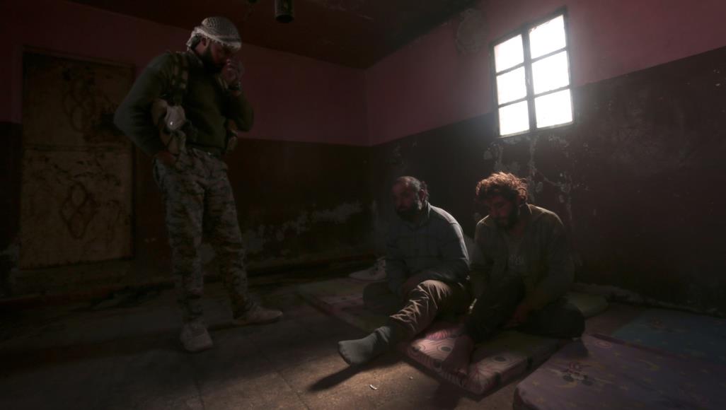 نيو ستيتسمان: هل يقتل كورونا السجناء السوريين نيابة عن نظام الأسد؟ الشغري: السجناء يعيشون بين الجدران القذرة والرطبة لمراكز الاحتجاز تحت الأرض (رويترز)