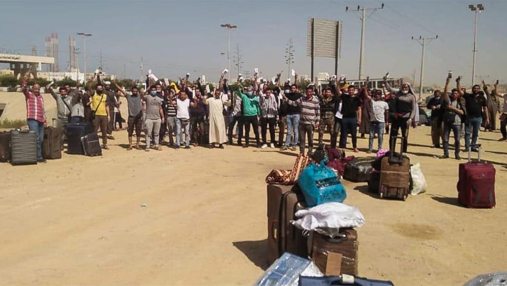 مصريون عالقون بالخارج بسبب كورونا.. هل اهتمت بهم حكومتهم أم أدارت ظهرها؟ عمال مصريون عالقون بميناء ضبا السعودي (مواقع التواصل الاجتماعي)