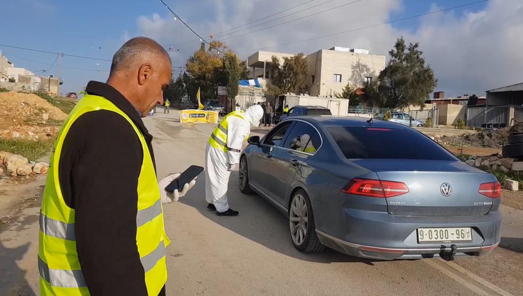 مناطق "ج".. خاصرة السلطة الرخوة في مواجهة كورونا حاجز لمتطوعين فلسطينيين في بلدة السموع قرب منطقة مصنفة "ج" (الجزيرة)