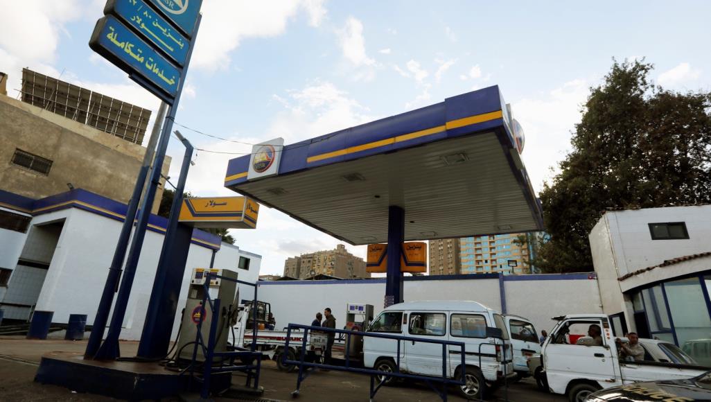 رغم انهيار أسعار النفط عالميا.. مصر تخفض سعر البنزين 25 قرشا فقط سيارات تتزود بالوقود من إحدى المحطات في القاهرة (رويترز)