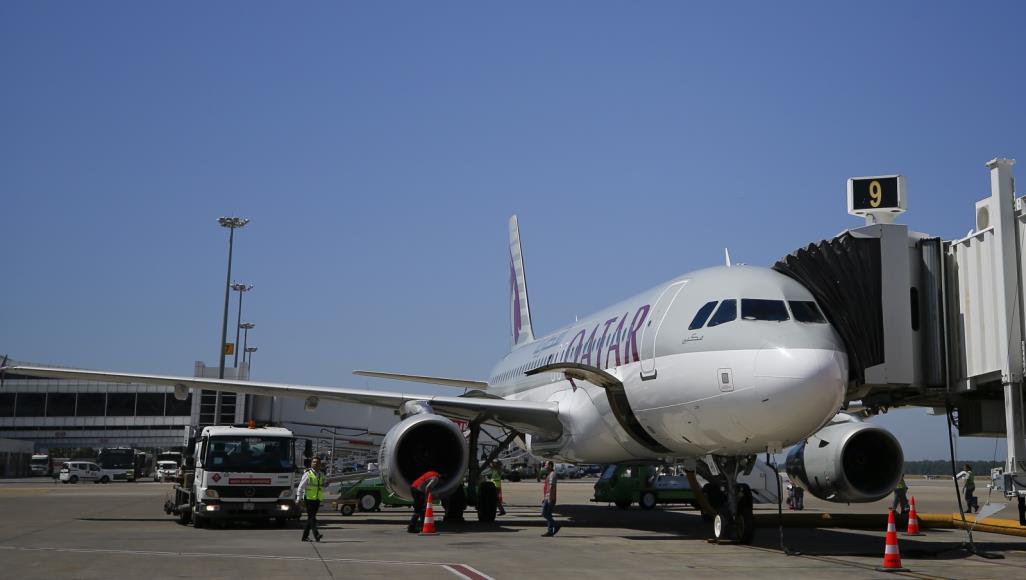 رغم أزمة كورونا.. الخطوط القطرية توقع اتفاق تمويل لشراء سبع طائرات طائرة تابعة للخطوط القطرية رابضة في مطار أناتوليا التركي (الأناضول)