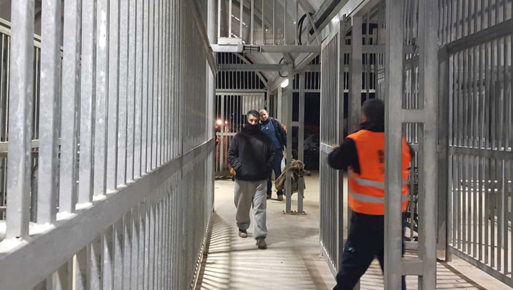 خسائر بملايين الدولارات.. نصف مليون عامل فلسطيني تضرروا من جائحة كورونا معبر ترقوميا بالخليل حيث يتوجه فلسطينيون إلى أماكن عملهم داخل الخط الأخضر (الجزيرة نت)