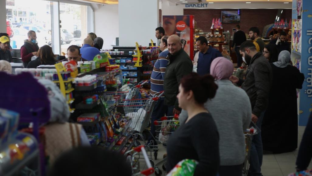 دول نجحت وأخرى تجاهد.. هذا ما تفعله بلدان عربية لتوفير الأمن الغذائي في ظل وباء كورونا سوق تجاري شمال غرب العاصمة الأردنية عمان (الجزيرة)