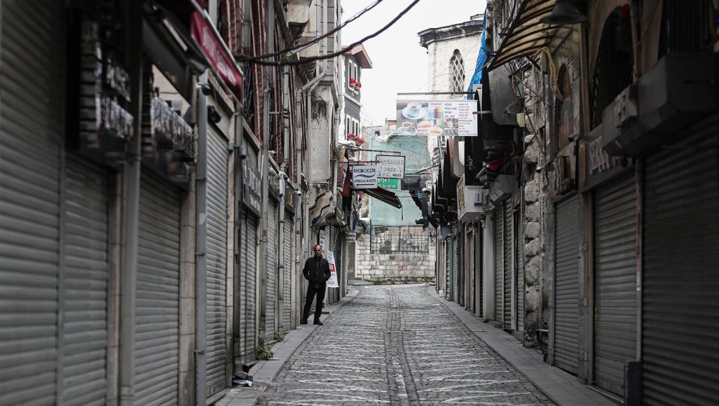 تركيا.. كورونا يحجر العمال السوريين في منازلهم ويفقدهم مصدر رزقهم آلاف اللاجئين السوريين باتوا بحاجة إلى المساعدة العاجلة خصوصا مع ارتفاع أسعار السلع في الأسواق التركية (الأوروبية)