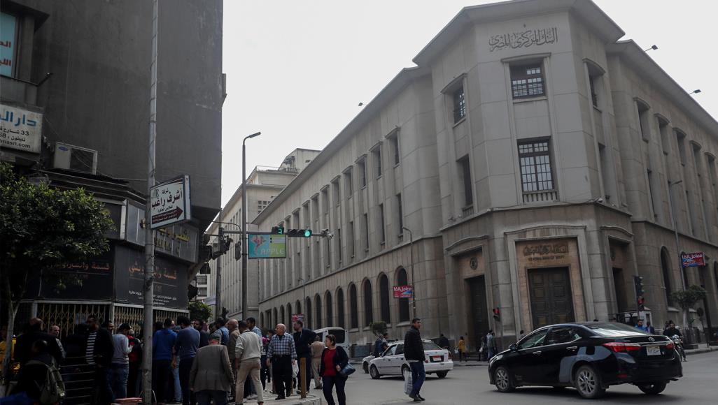 تأجيل سداد القروض بمصر بسبب كورونا.. ظاهره الرحمة وباطنه العذاب المركزي أعلن تأجيل سداد القروض بدون غرامات بسبب أزمة فيروس كورونا لكن مع احتساب الفوائد (رويترز)