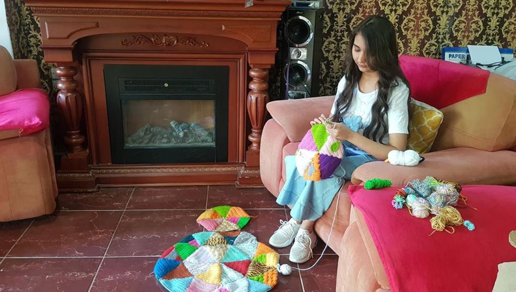 كورونا يعيد نساء العراق للحرف المنزلية وهج تشغل وقتها بالحياكة في البيت خلال الحظر (الجزيرة نت)