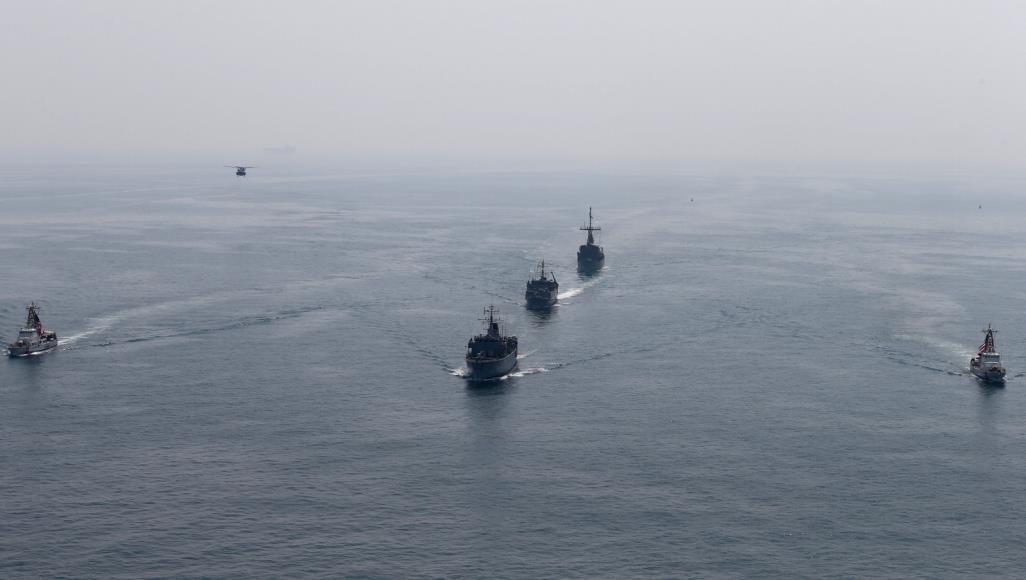 البحرية الأميركية تعلن تعرض سفن لها لخطوة "استفزازية" إيرانية بمياه الخليج سفن عسكرية أميركية رفقة أخرى بريطانية خلال مناورات مشتركة في مياه الخليج (رويترز)
