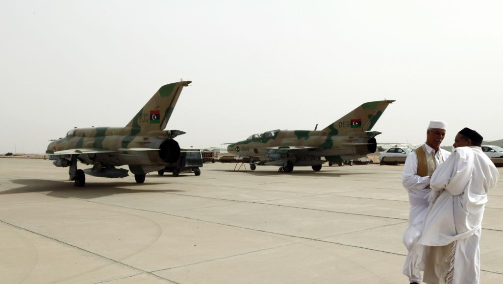 قاعدة "الوطية" الإستراتيجية.. الهدف الجديد لقوات الوفاق غربي ليبيا مقاتلات ليبية في قاعدة جوية جنوب البلاد (رويترز-أرشيف)