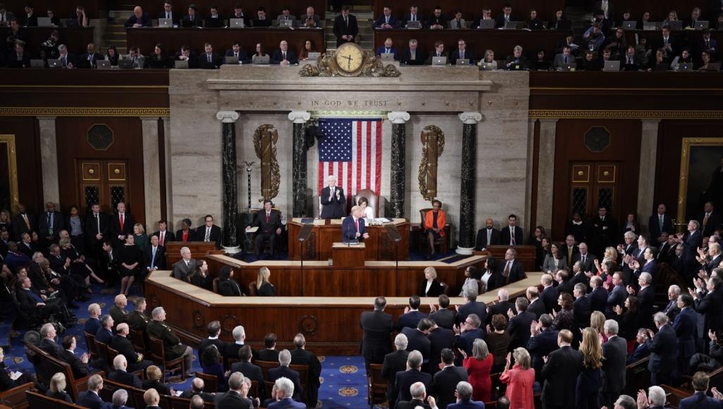 بسبب التعيينات بمناصب شاغرة.. ترامب يهدد بتعليق أعمال الكونغرس ترامب أثناء إلقائه خطاب حالة الاتحاد في جلسة مشتركة للكونغرس مطلع فبراير/شباط الماضي (رويترز)