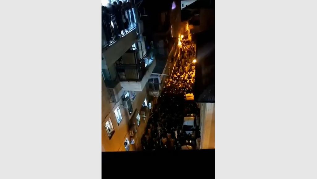 شاهد- رغم تفشي كورونا.. مئات من يهود الحريديم يؤدون صلوات جماعية