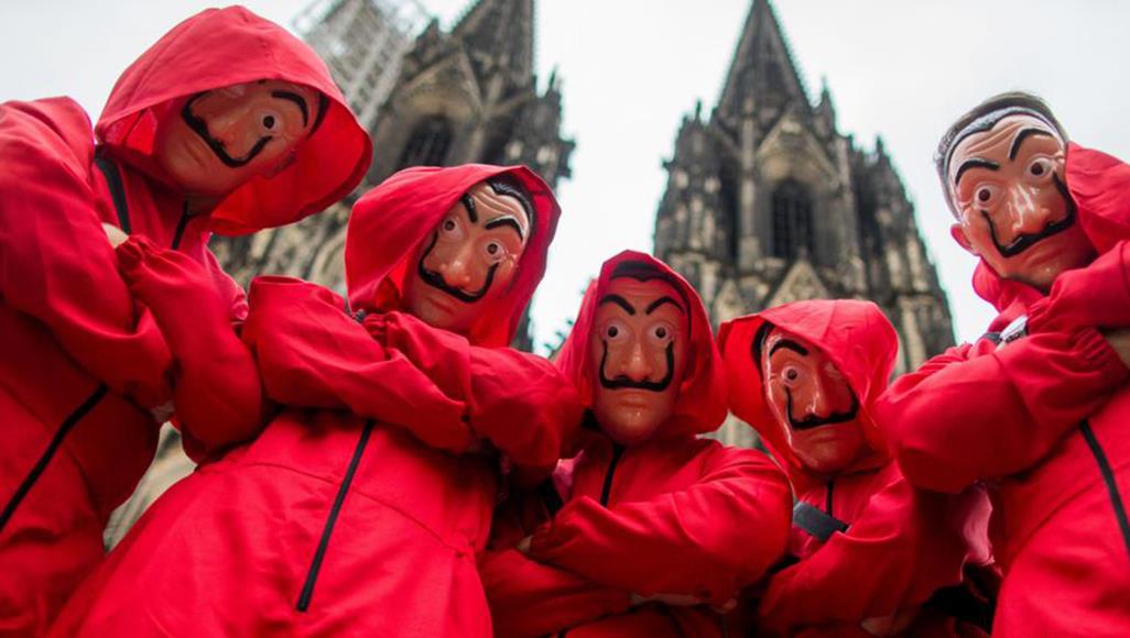 أرادوا تقليد "البروفيسور" فوقعوا في قبضة الشرطة أحداث مسلسل "لاكازا دي بابل" (البروفيسور) تدور حول عصابة من اللصوص تحاول سرقة مدخرات البنك المركزي الإسباني (دويتشه فيلله)