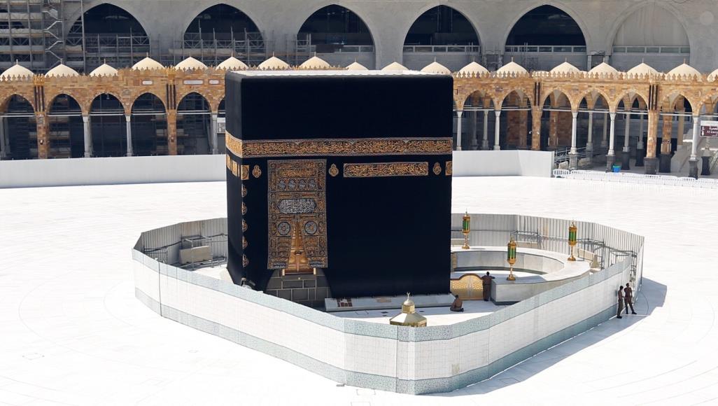 فورين أفيرز: كورونا يهدد طموحات السعودية ويسلط الضوء على تراجع مكانتها بالعالم الإسلامي الكاتبة: الاقتصاد السعودي سيعاني كثيرا جراء غياب عائدات الحج والعمرة التي تقدر بمليارات الدولارات سنويا (رويترز)