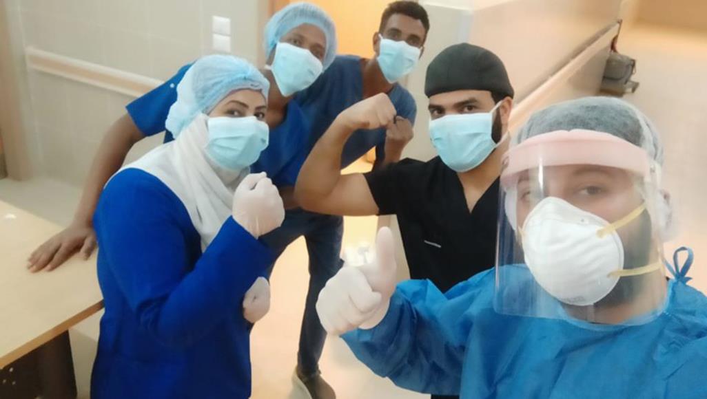 إخفاء الإصابة ورفض دفن الموتى.. لماذا يتعامل بعض المصريين مع كورونا كأنه عار؟ عدد من الأطباء والممرضين اشتكوا من تعرضهم للتنمر بسبب عملهم في مكافحة فيروس كورونا (مواقع التواصل)