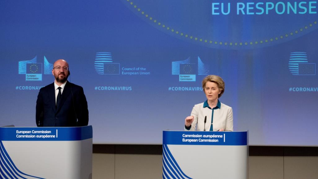 منظمة الصحة تعلن عن اختبار ثلاثة لقاحات لكورونا وجهود أوروبية لتعويض التمويل الأميركي رئيسة المفوضية الأوروبية أورسولا فون دير لاين مع رئيس المجلس الأوروبي شارل ميشال في مؤتمر صحفي ببروكسل (الأناضول)