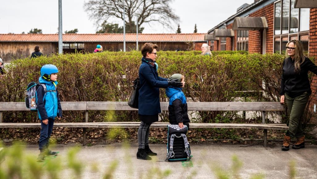 تراجع نسبة الوفيات بإسبانيا وبريطانيا.. دول أوروبية تخفف قيود الحجر الصحي وارتفاع عدد ضحايا كورونا في العالم تلاميذ بالدانمارك يعودون لمدارسهم بعد تخفيف قيود الحجر الصحي بالبلاد تدريجيا (رويترز)