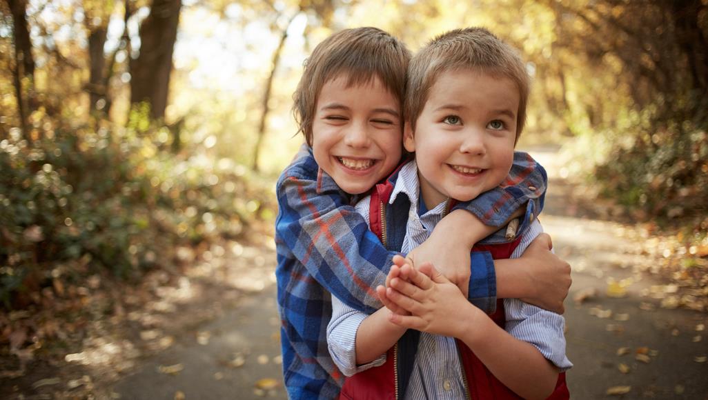 علاقة أبدية وتأثير كبير.. هكذا يلعب أشقاؤك دورا في تشكيل شخصيتك الأشقاء لهم دور بنفس أهمية وتأثير دور الآباء بحسب دراسات ومتخصصين (غيتي)