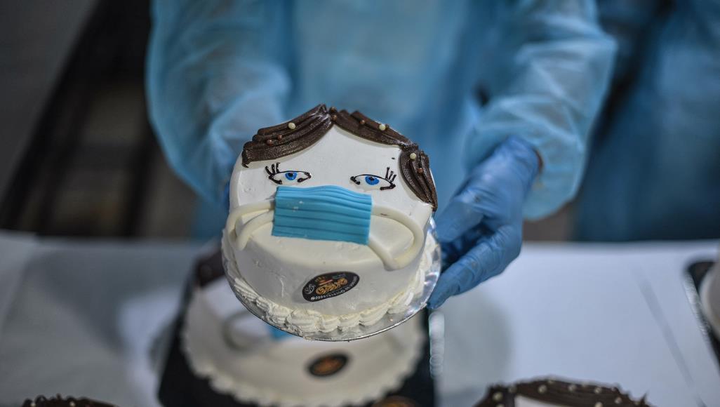 غزة.. التوعية بفيروس كورونا باستخدام قوالب الحلوى "كيكة كورونا" فكرة جديدة وجذابة (الجزيرة)