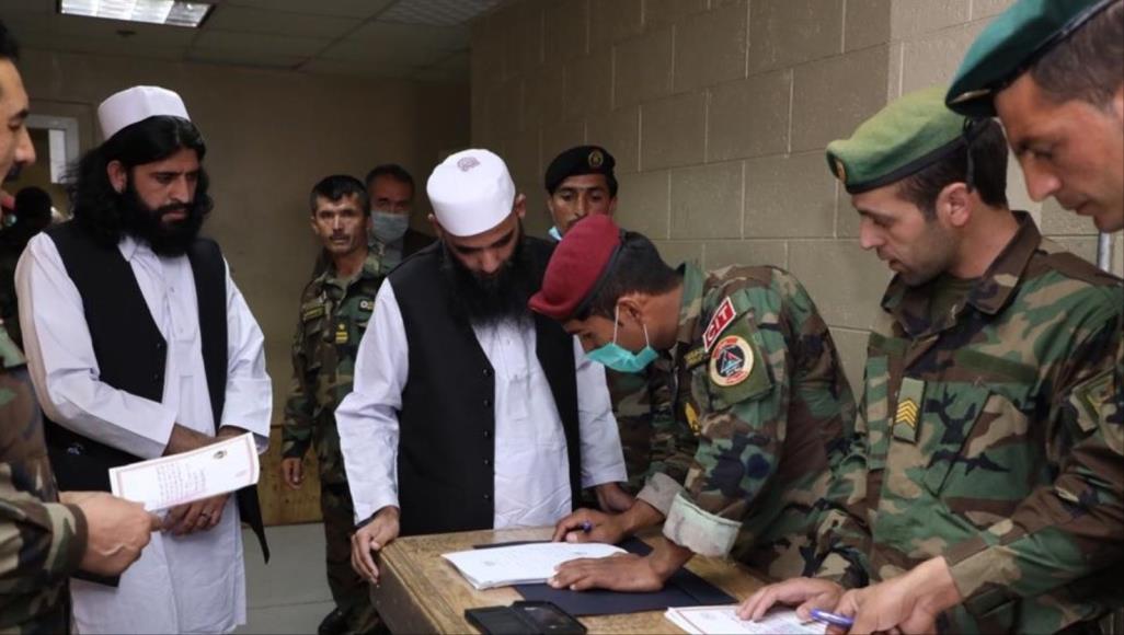 بمقتضى اتفاق الدوحة.. طالبان تفرج عن دفعة ثانية من أسرى القوات الأفغانية أسرى من حركة طالبان أفرجت عنهم السلطات الأفغانية أخيرا بمقتضى اتفاق الدوحة (الأناضول)