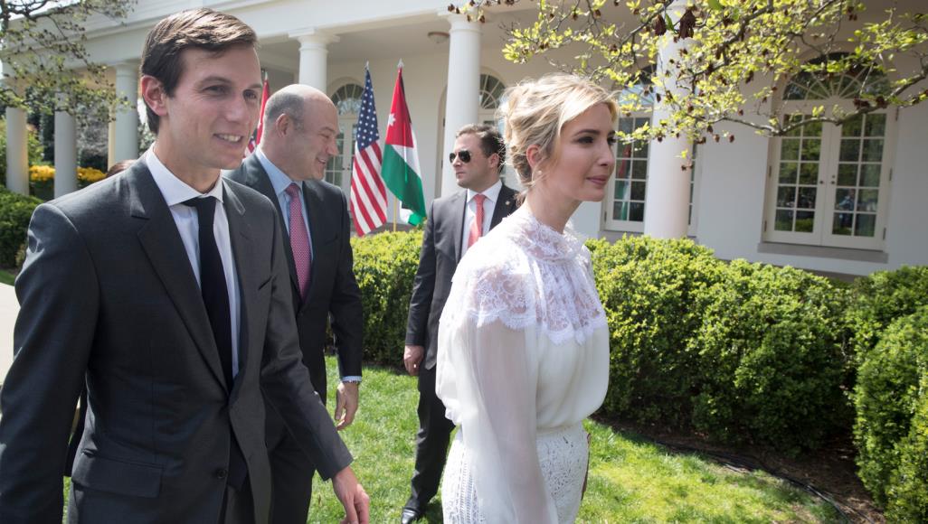 لنعش أحرارا أو نمت.. أميركيون يتظاهرون ضد الإغلاق وابنة الرئيس ترامب وصهره يخرقان الحجر إيفانكا ترامب وجاريد كوشنر احتفلا بعيد الفصح اليهودي في نادي الغولف الخاص بعائلة ترامب في نيوجيرسي (غيتي)