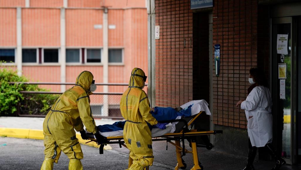 فتوى أزهرية وكوريا الشمالية تتحدث.. روسيا تعيد كورونا للصين وأميركا منكوبة والسعودية مغلقة حتى إشعار آخر فيروس كورونا المستجد أودى بحياة 16972 شخصا في إسبانيا (رويترز)