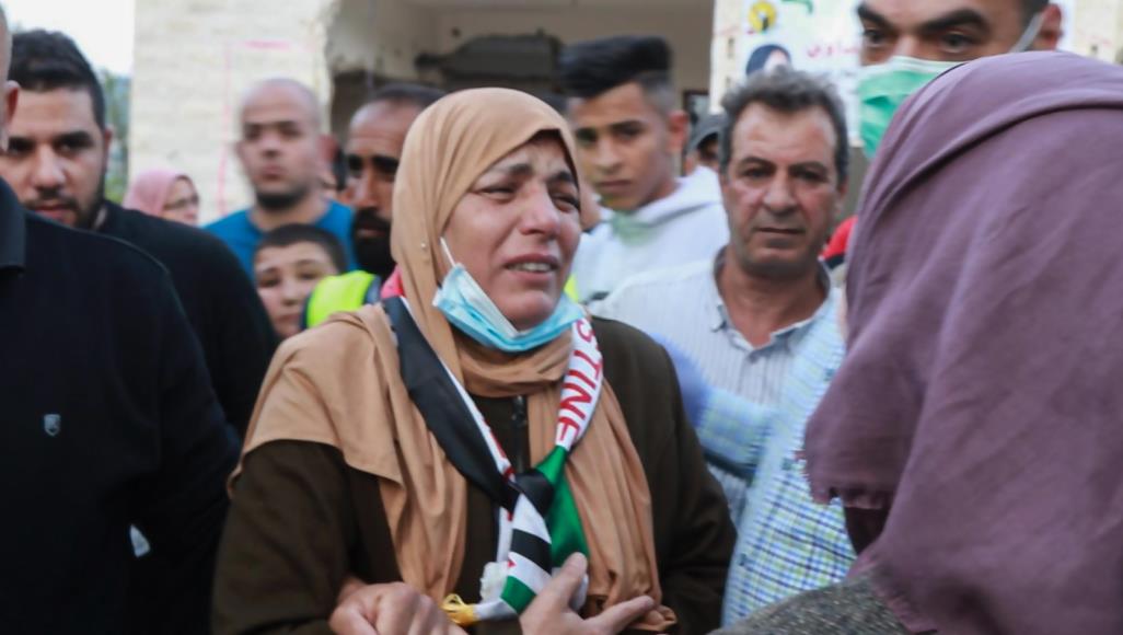 الأسيرة المحررة وفاء مهداوي: الأسيرات آمالهن بالصفقة "كبيرة وحقيقية" ويقين أنفسهن ضد كورونا سلطات الاحتلال الإسرائيلي أفرجت عن الأسيرة مهداوي من سجن الدامون شمالي إسرائيل (الجزيرة)