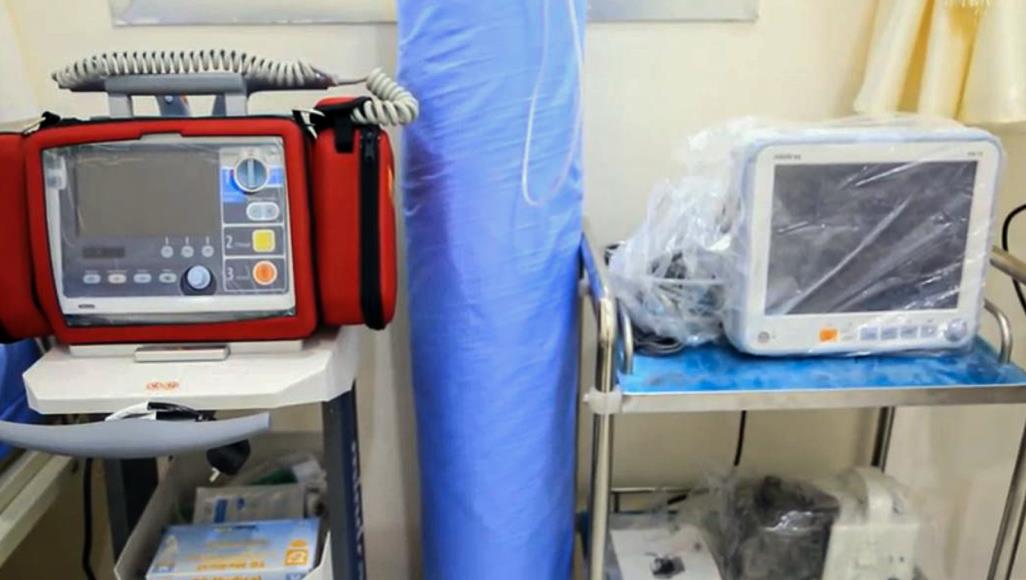 موت على أعتاب المستشفيات.. كورونا تهمة تطارد مرضى اليمن بعض الأجهزة الطبية التي وفرتها السلطات لمستشفيات يمنية (الجزيرة)