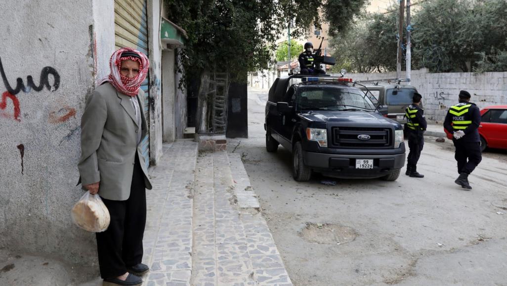 عناصر من الشرطة الأردنية في منطقة النصر بعمان المشمولة بحظر التجول الشامل الساري منذ مساء الخميس (رويترز)