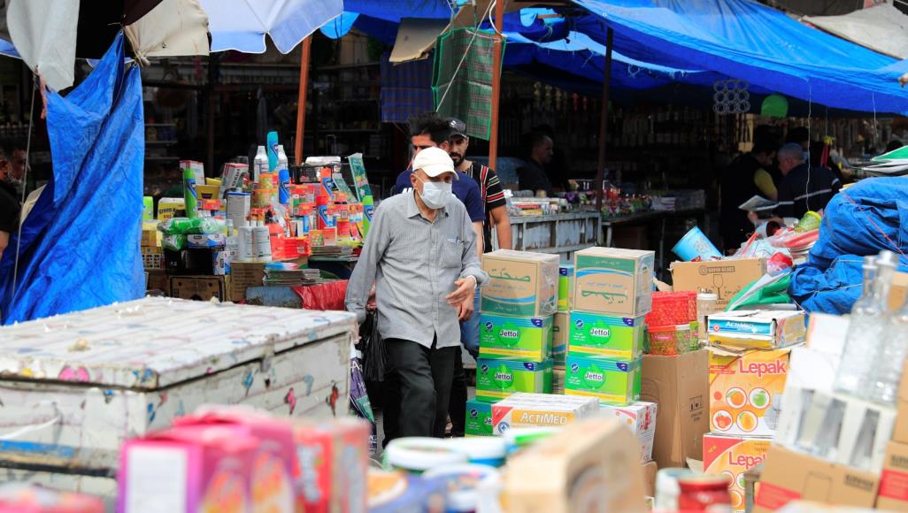 صحيفة إيطالية: 3 أزمات كبرى تطارد العراق.. أبرزها شبح الإفلاس العراق يواجه كورونا في ظل أزمة اقتصادية خانقة جراء انهيار أسعار النفط (رويترز)