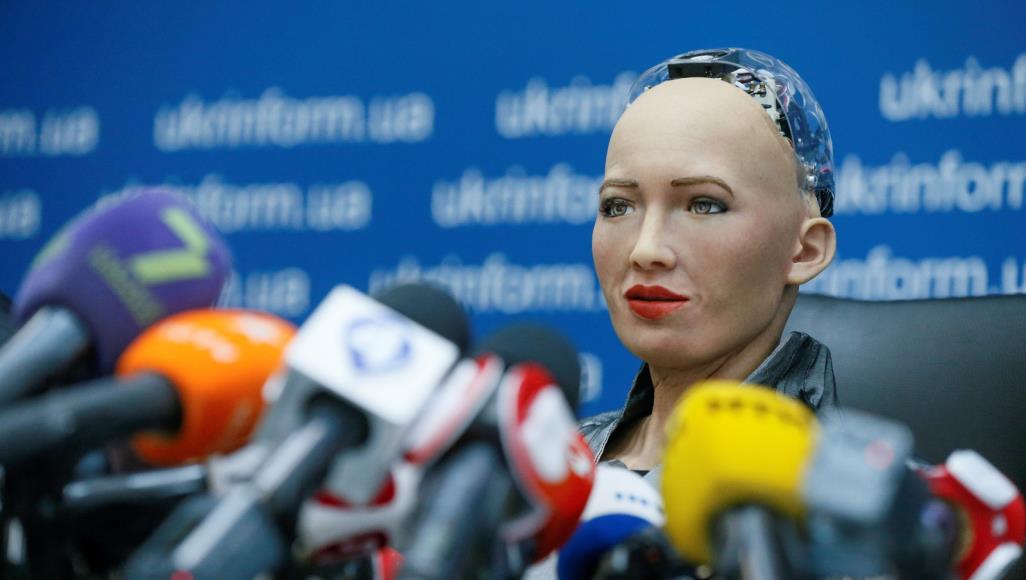 المخاوف تزايدت مع كورونا.. هل سأرجع لشركتي لأجد روبوتا أخذ وظيفتي؟ قد تتولى الروبوتات في يوم من الأيام وظائفنا ولكن فقط بعد أن نجد وظائف جديدة (رويترز)