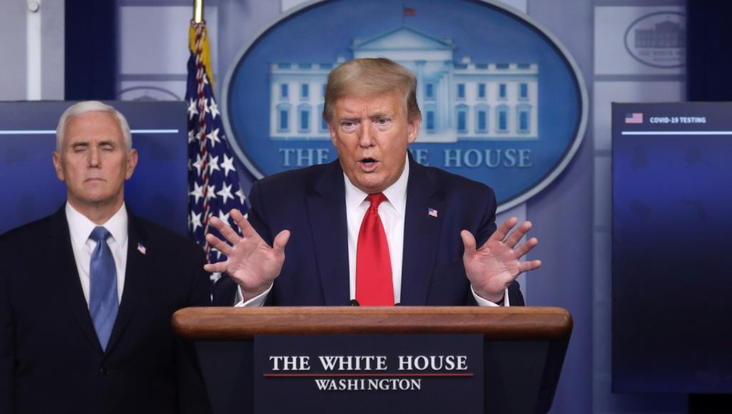 كورونا.. ترامب يقول إن أميركا تجاوزت الذروة و"الصحة العالمية" تتوقع أن تراجع دول أرقام الضحايا ترامب صرح بأن تكثيف إجراء فحوصات فيروس كورونا سيساعد في إعادة فتح الاقتصاد الأميركي (رويترز)