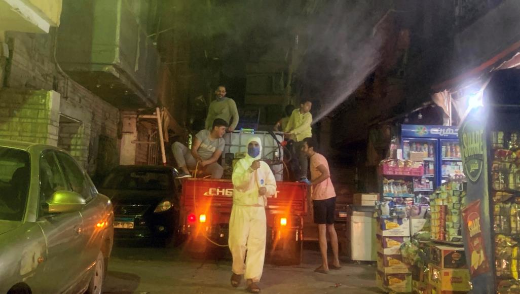 كورونا عربيا.. أكبر زيادة يومية لمصابي مصر وتمديد الحجر في تونس وحظر تجول بالخرطوم متطوع مصري يرش معقمات على طول أحد أزقة القاهرة للحد من انتشار فيروس كورونا (رويترز)