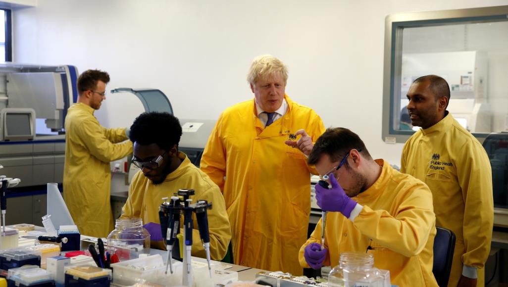 علماء بريطانيا غاضبون.. "لو أصغى لنا جونسون لما دخل العناية المركزة" جونسون خلا زيارته مختبرا طبيا شمالي لندن الشهر الماضي (رويترز)