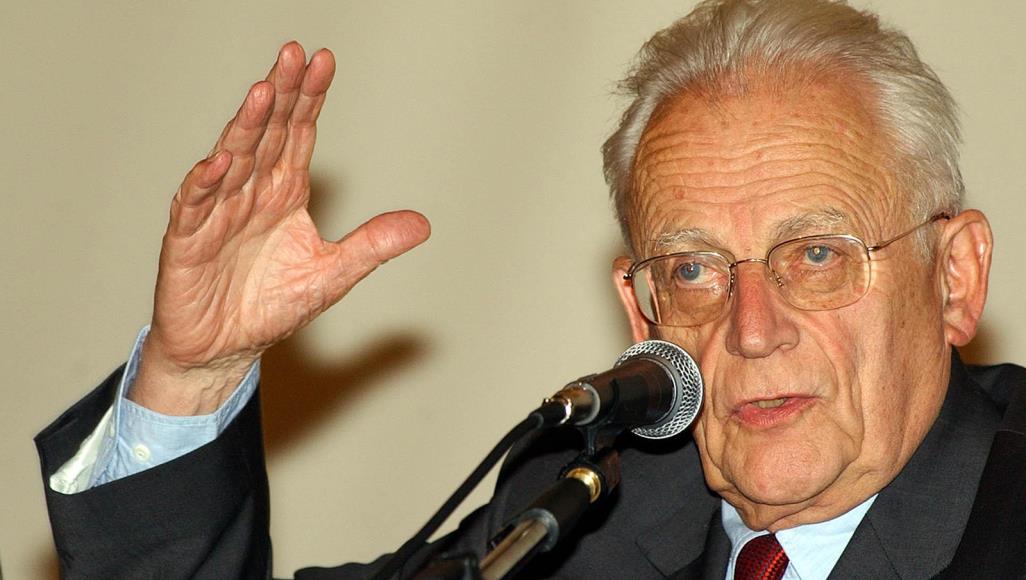 أكبر عالم اجتماع فرنسي يحلل الجائحة.. فراغ هائل وانتقال وحشي وكارثة بدون زعماء ولا أفكار يرى تورين أن السوسيولوجيا يجب أن تكون نضالية وثورية لتحرير الفاعلين من قيود النظام (ويكي كومنز)