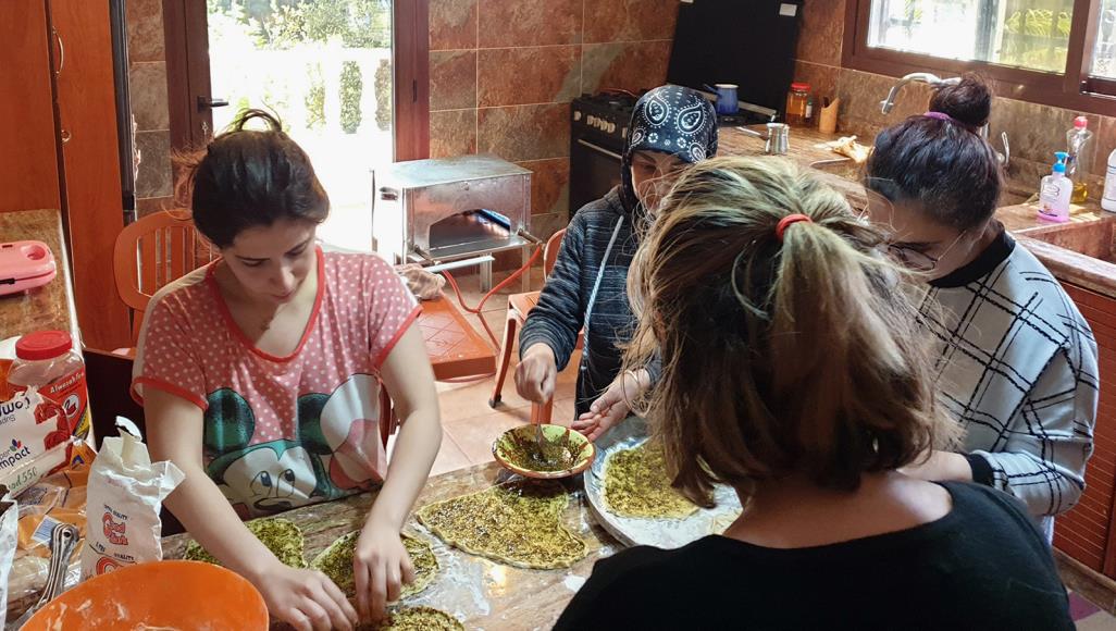 الطحين صديق النساء في الحروب والأزمات.. المخبوزات تتصدر مأكولات الحجر العجن والخبز وصناعة المعجنات المنزلية تنتشر بكثافة بالتزامن مع الحجر المنزلي (الجزيرة)