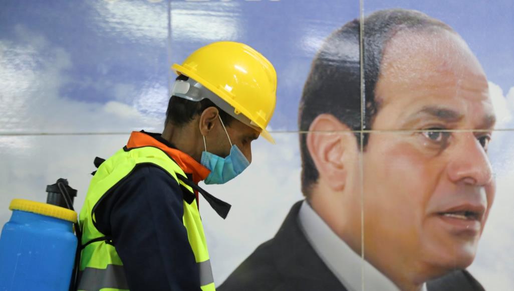 برلمان مصر يناقش تعديلات على قانون الطوارئ تمنح السيسي سلطات واسعة متعلقة بكورونا مشروع قانون جديد يخوّل الرئيس السيسي إصدار مراسيم تتعلق بجائحة كورونا (رويترز)