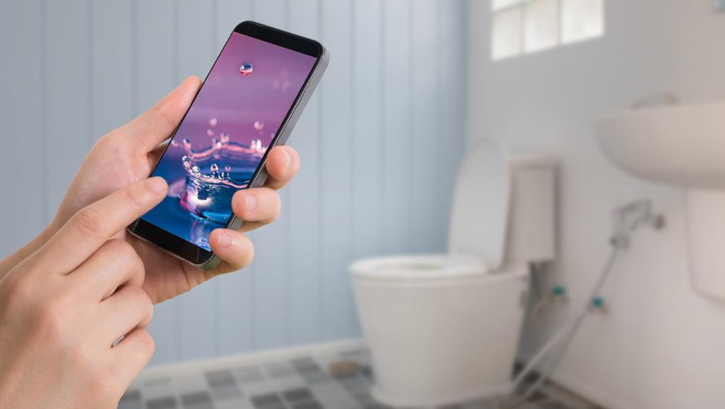 استخدام الهاتف في الحمام يزيد خطر إصابتك بفيروس كورونا فيروس كورونا المستجد يمكن أن ينتشر عن طريق البراز (غيتي)