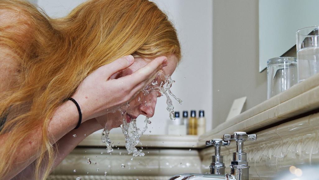13 طريقة خاطئة عليك تجنبها عند تنظيف وجهك الماء الساخن يسبب جفاف بشرتك والمياه الباردة تفتح مسامات البشرة ووفقا لأطباء الجلدية يفضل استخدام الماء الفاتر (غيتي)
