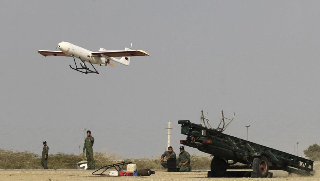 مداها 1500 كلم وتحمل القنابل والصواريخ.. الجيش الإيراني يتسلّم طائرات مسيّرة محلية تدشين طائرة إيرانية مسيرة خلال تمرين بميناء جاسك جنوبي إيران 2014 (أسوشيتد برس)