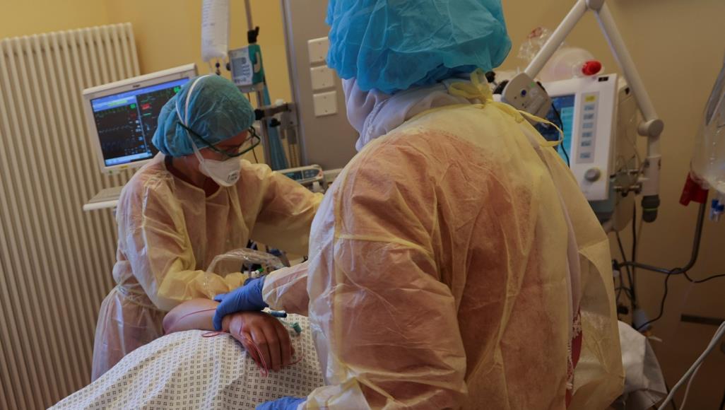 محنة كورونا.. الألمان ممتنون لنظام الرعاية الصحية بمستشفياتهم عناصر من طاقم طبي ألماني يعالج مصابا بفيروس كورونا في أحد مستشفيات العاصمة برلين (رويترز)