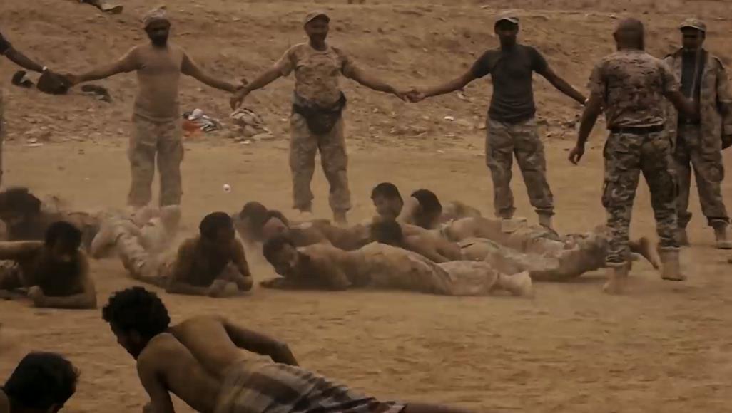 ستة أشهر بلا مرتبات.. مجندون يمنيون مع السعودية يتظاهرون لإعادتهم إلى بلادهم سقف مطالبات الجنود اليمنيين ارتفع بعد بث فيلم استقصائي لقناة الجزيرة بعنوان "موت على الحدود" (الجزيرة)