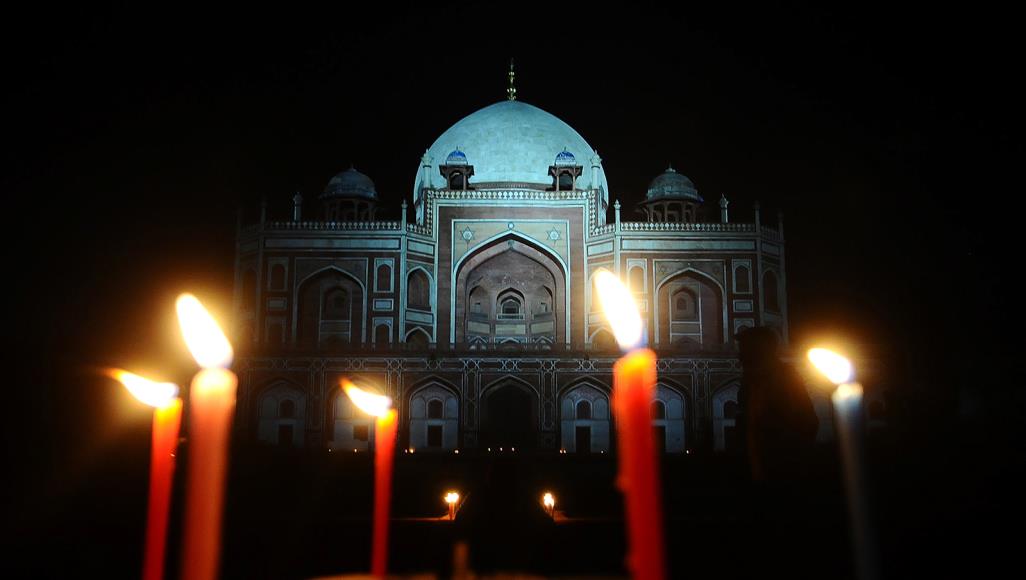 يوم عالمي صامت للتراث.. الثقافة "مغلقة" عالميا حتى إشعار آخر أغلق ضريح الإمبراطور المغولي نصير الدين همايون بالهند بسبب كورونا في يوم التراث العالمي (الأناضول)