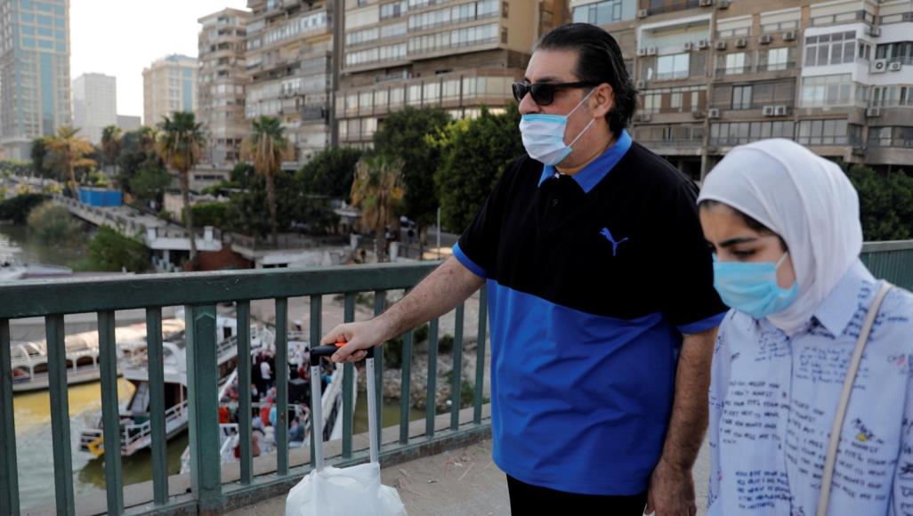 كورونا عربيا.. مصر تسجل أعلى حصيلة يومية وموريتانيا خالية من الفيروس مصريان يرتديان كمامات واقية في القاهرة قبل بدء سريان حظر التجول يوم 2 أبريل/نيسان الحالي (رويترز)
